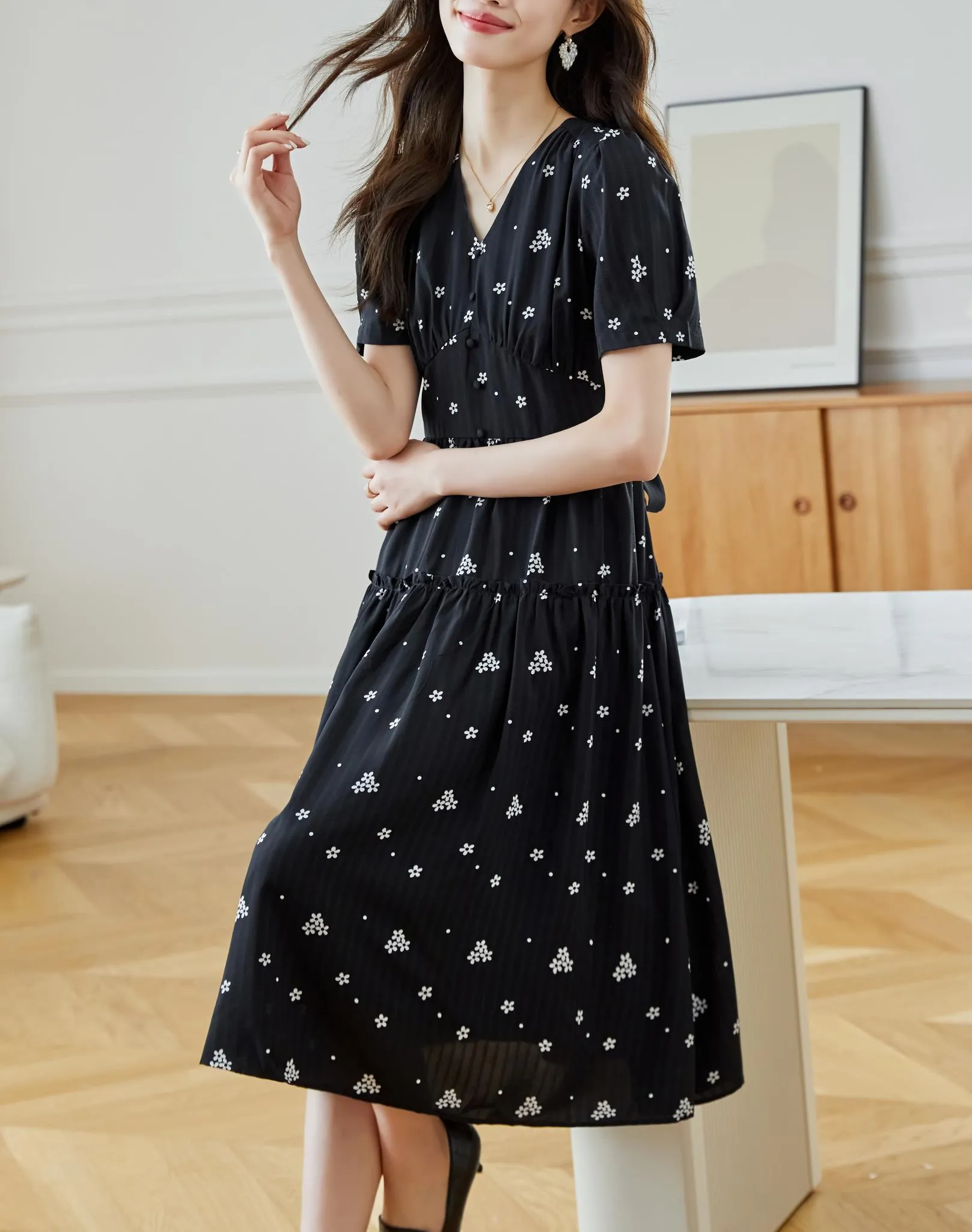 Charming Knee-length A-line Dress in Beautiful Floral Print