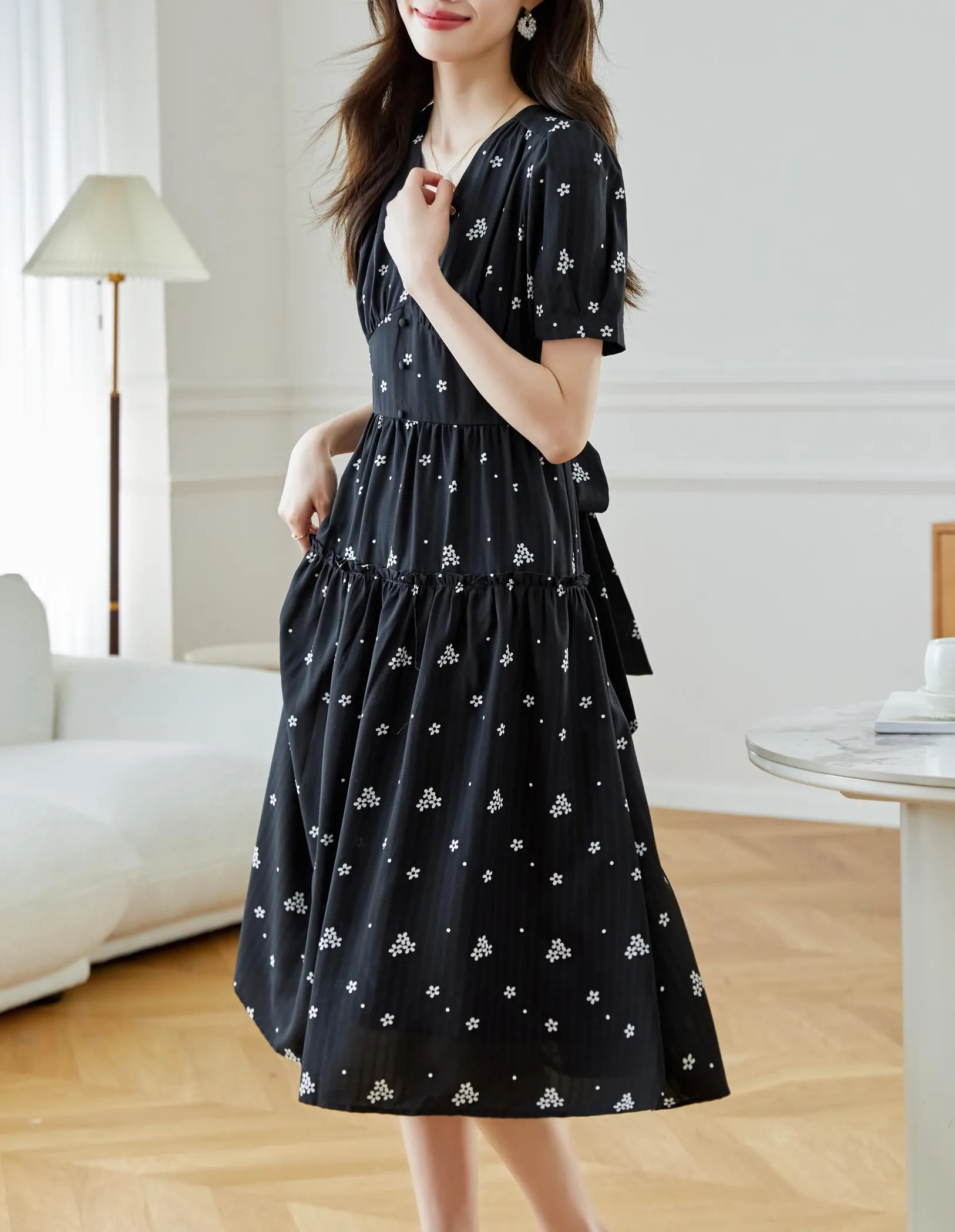 Charming Knee-length A-line Dress in Beautiful Floral Print
