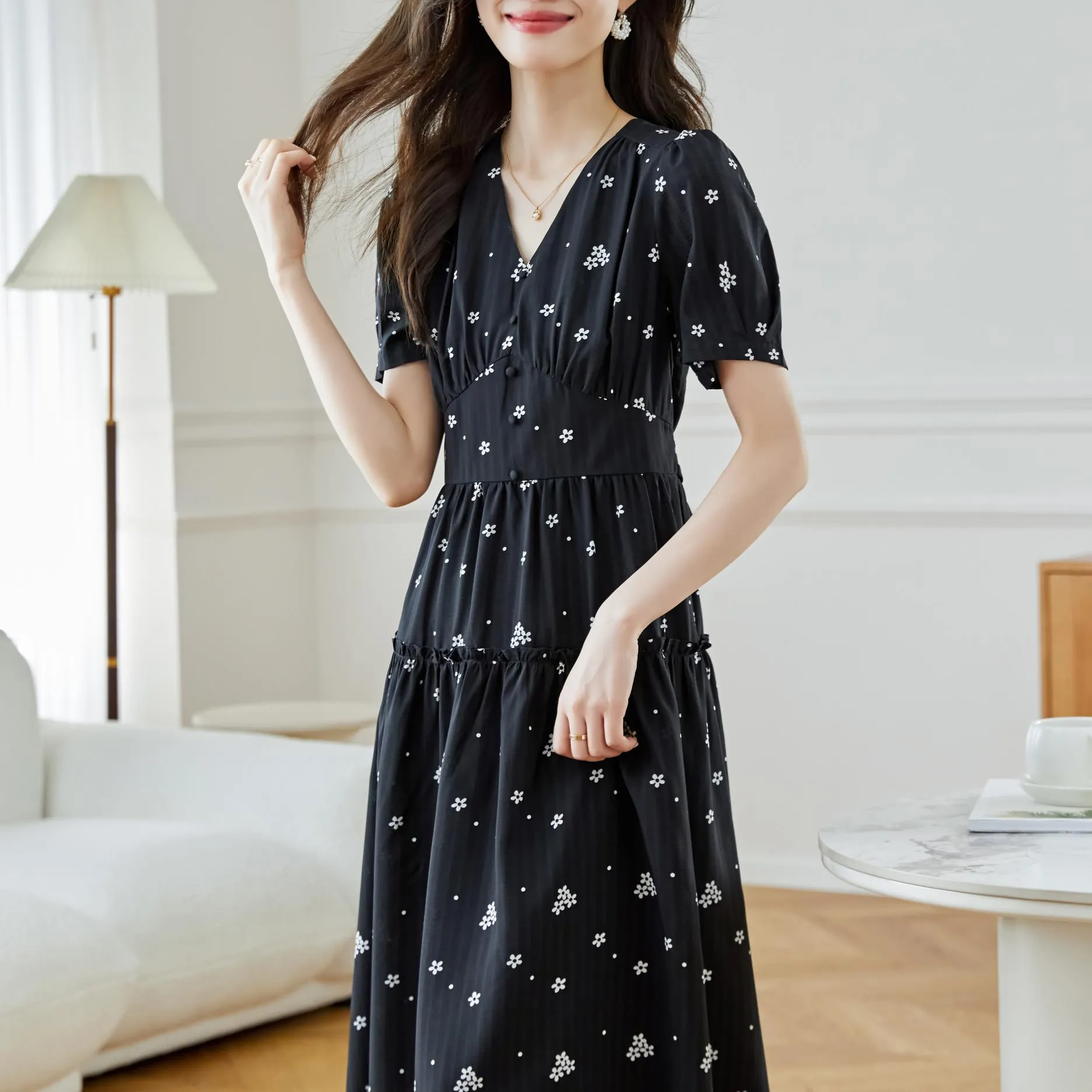 Charming Knee-length A-line Dress in Beautiful Floral Print