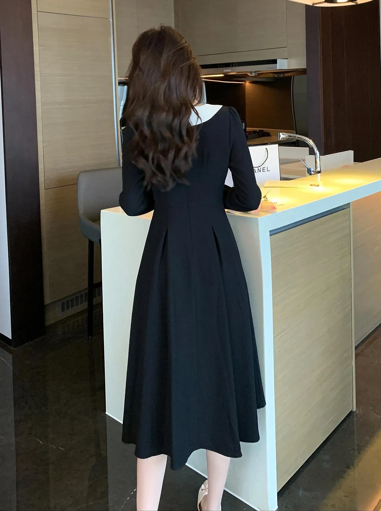 Chic Women's Tea Tea Dress Featuring a Pleated Design and Spread Neckline