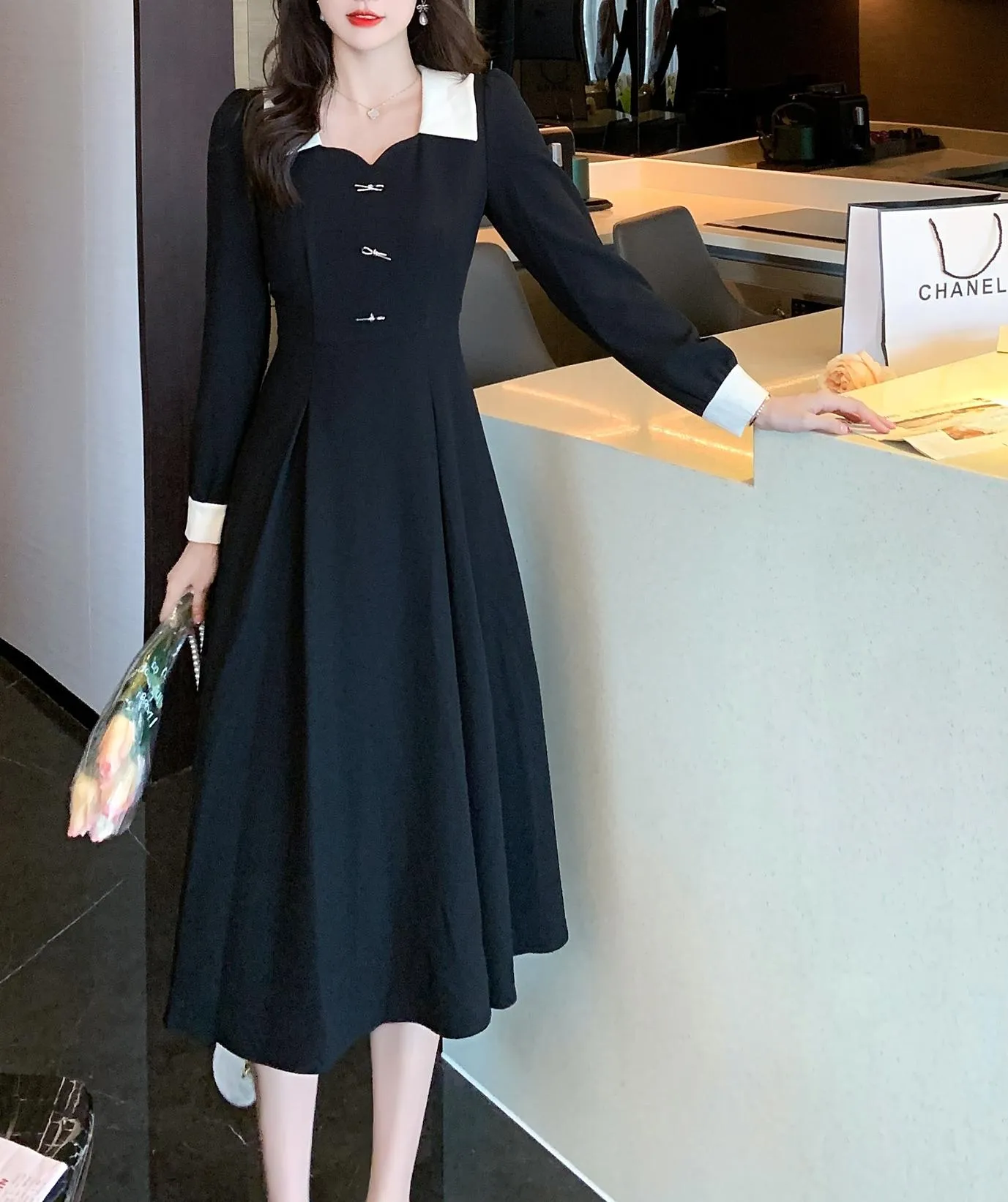 Chic Women's Tea Tea Dress Featuring a Pleated Design and Spread Neckline