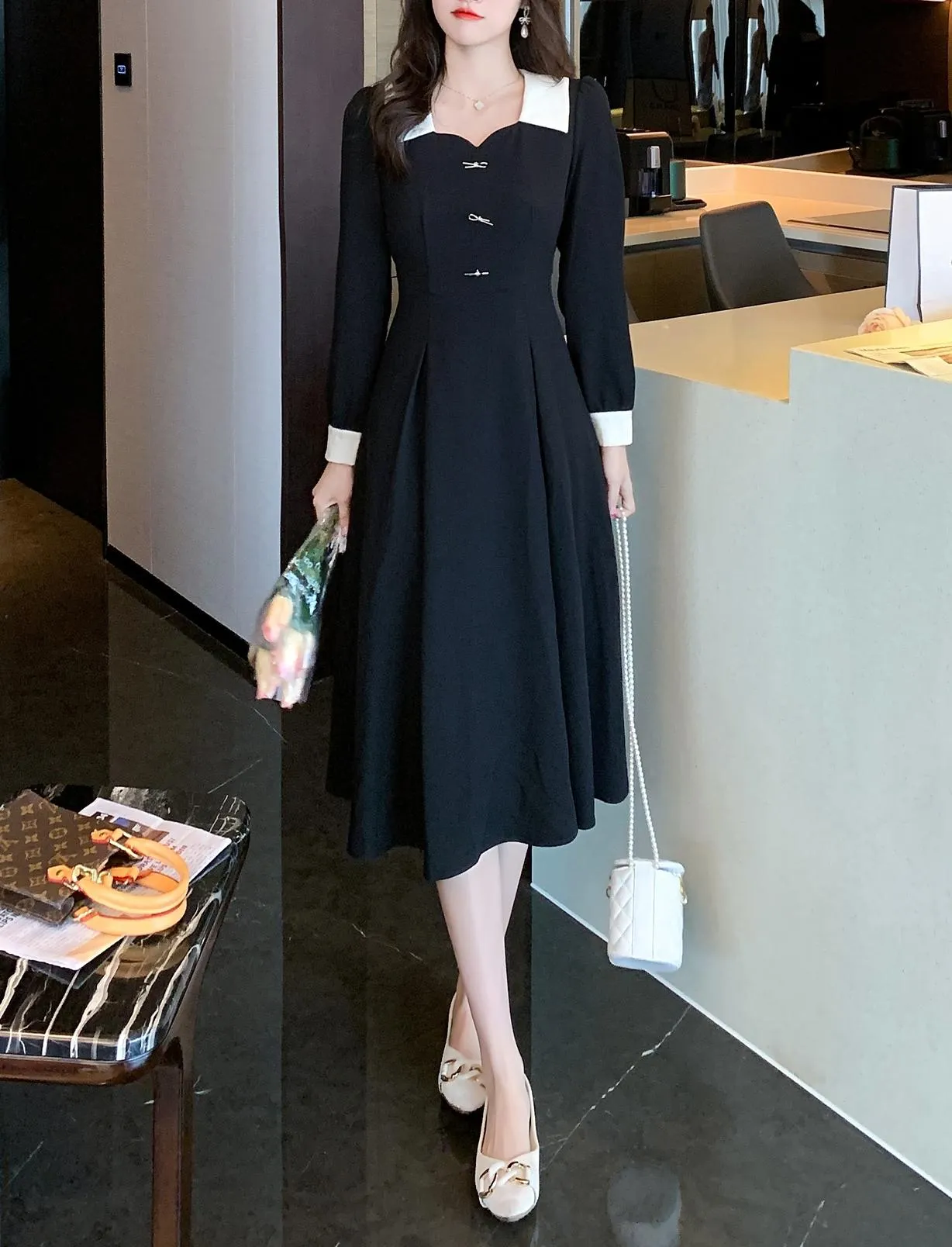 Chic Women's Tea Tea Dress Featuring a Pleated Design and Spread Neckline