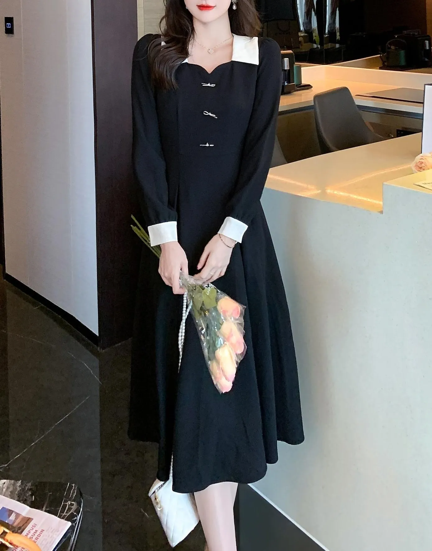 Chic Women's Tea Tea Dress Featuring a Pleated Design and Spread Neckline