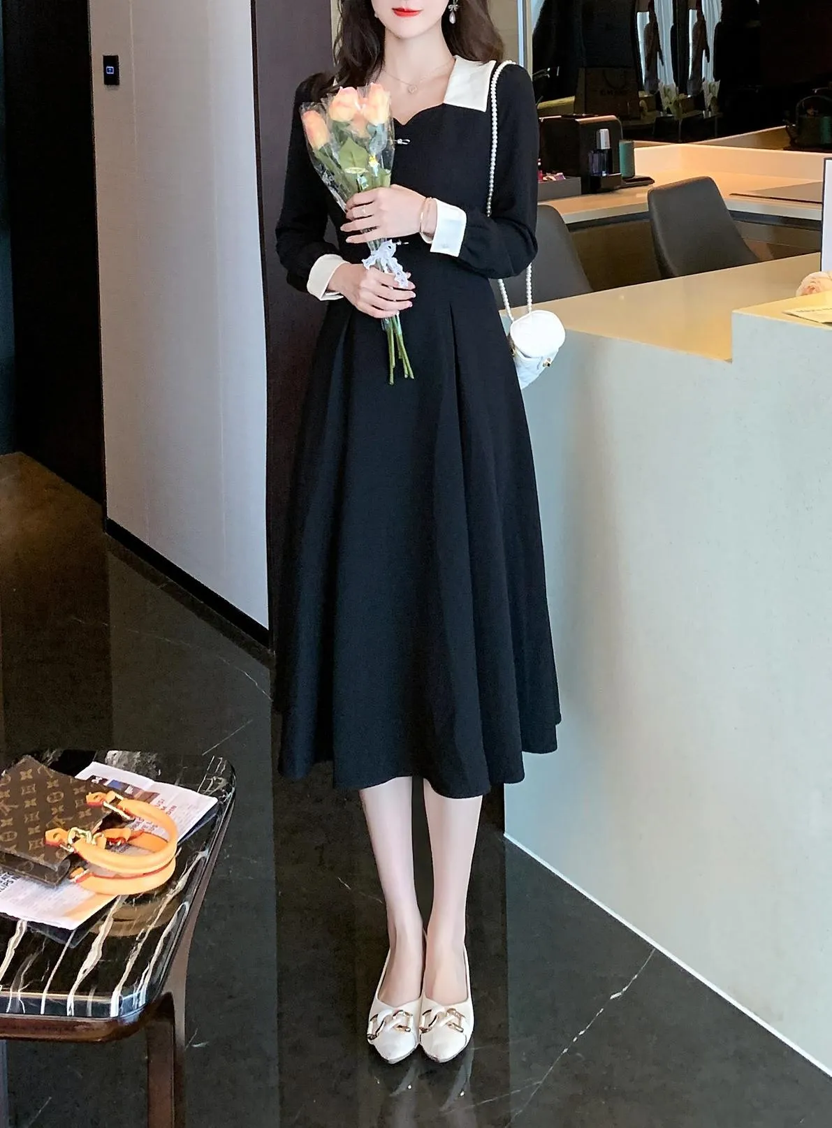 Chic Women's Tea Tea Dress Featuring a Pleated Design and Spread Neckline
