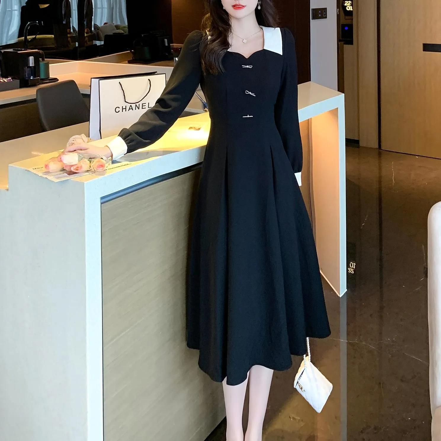 Chic Women's Tea Tea Dress Featuring a Pleated Design and Spread Neckline