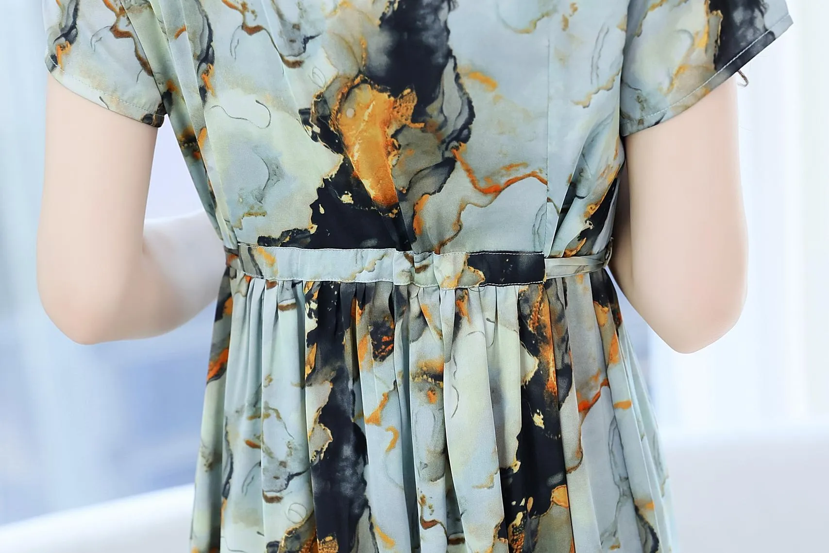 Knee-Length Floral Print Dress with Tie Front
