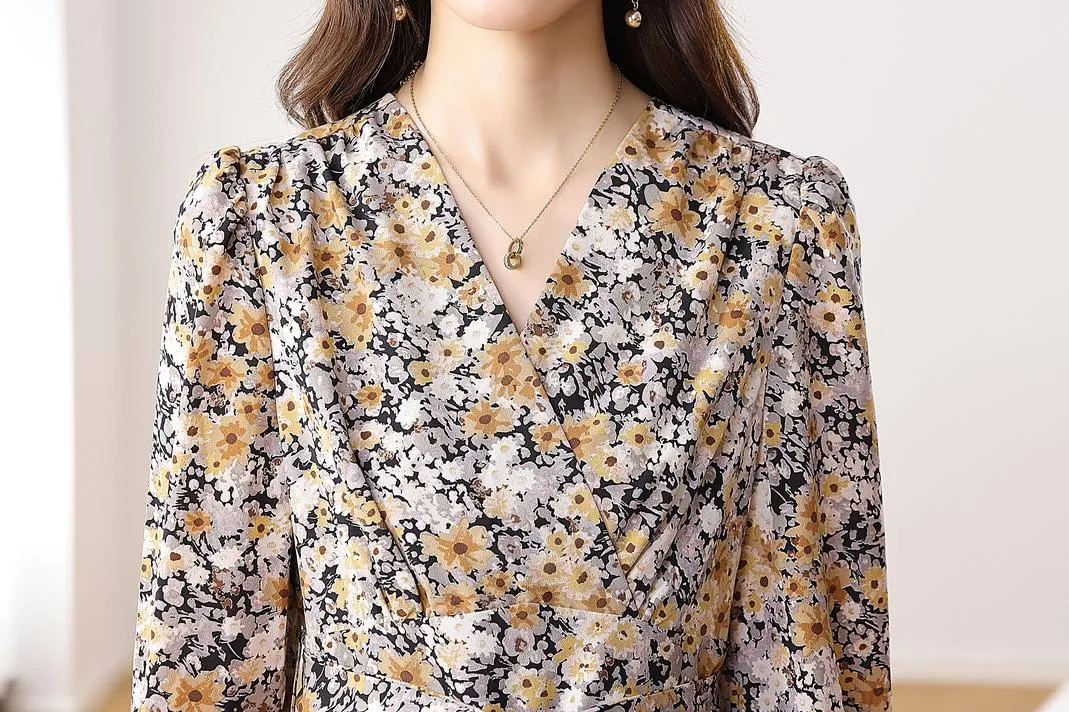Women's Knee-Length Ruffled Tea Dress with a V Neck for Effortless Style