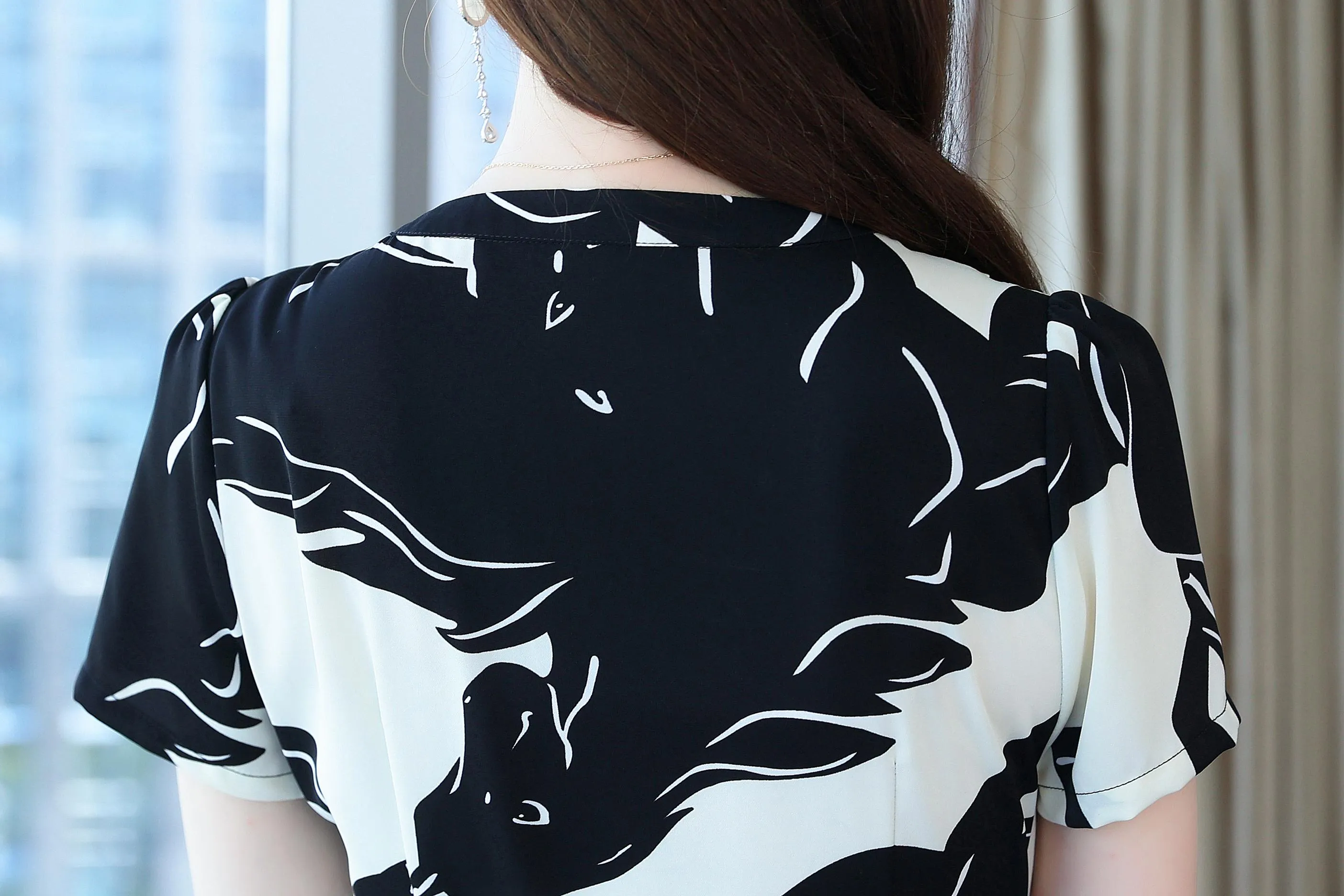 Women's Knee-Length Satin Dress Featuring a Floral Print